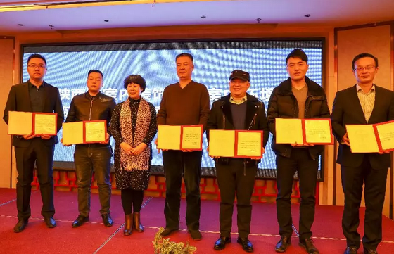 賀會(huì)長(zhǎng)為凈化委主任、副主任、秘書(shū)長(zhǎng)頒發(fā)證書(shū)